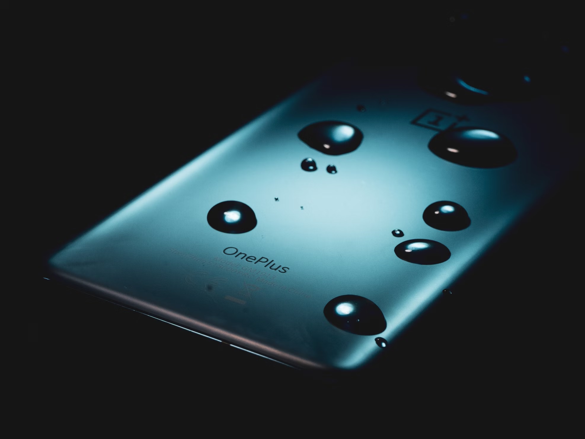 4 cách để lấy nước ra khỏi cổng sạc trên Android &amp; iPhone