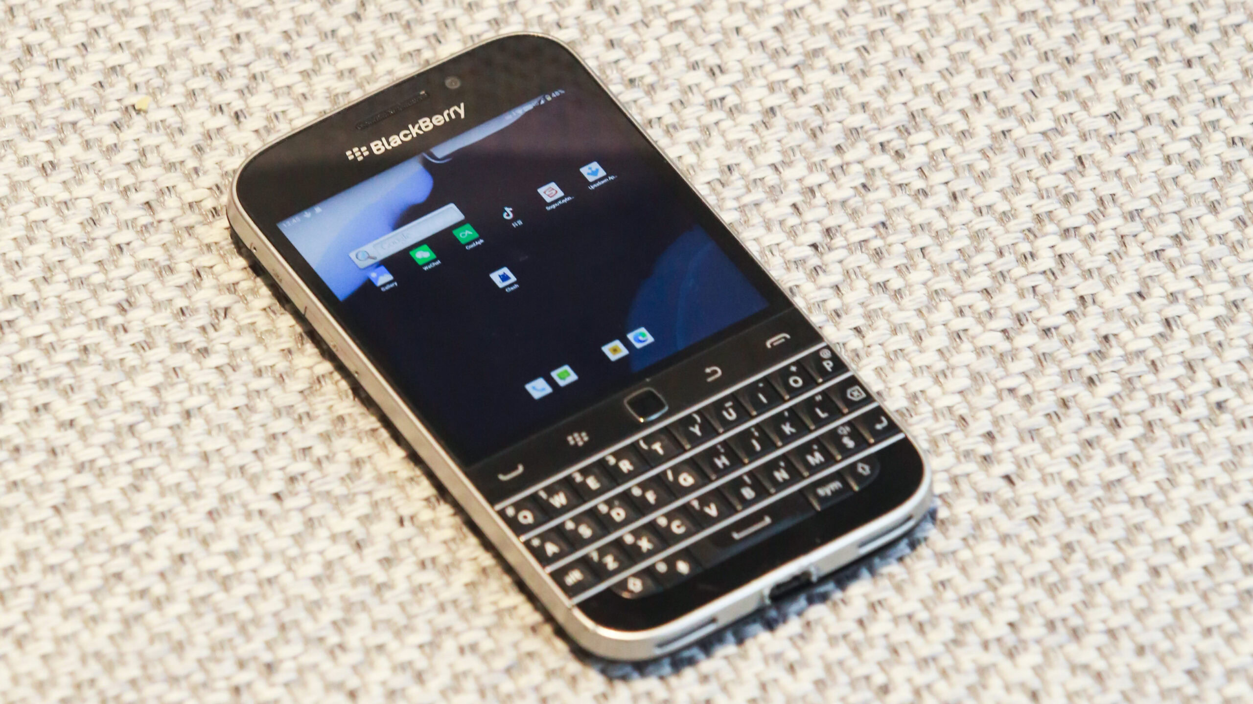 BlackBerry Classic ได้รับการฟื้นฟูด้วย Android และสามารถเป็นของคุณได้ในราคา $ 400