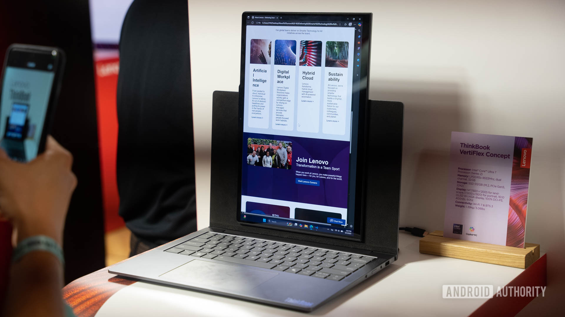 Lenovo แสดงแล็ปท็อปแนวคิดพร้อมจอแสดงผลที่หมุนไปยังโหมดแนวตั้ง