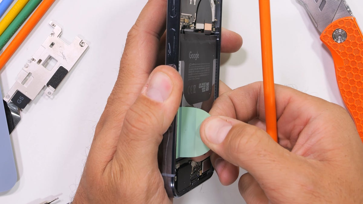 Teardown baru mencadangkan Google Pixel 10 Pro mungkin telefon yang paling mudah untuk dibaiki